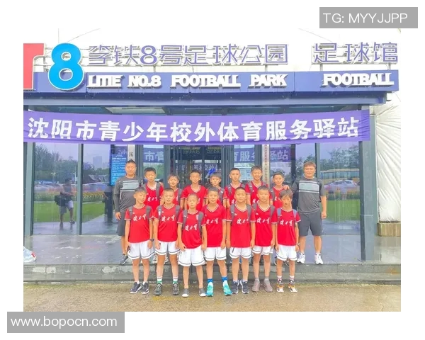 足球比心传递热爱与团结让我们一起为梦想拼搏不懈努力